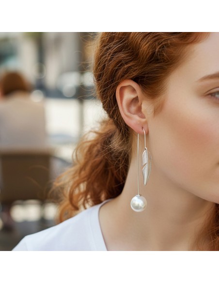 Boucles d'oreilles PETRA White Silver Pendantes traversantes Plumes Argenté et Blanc Rhodium Perles