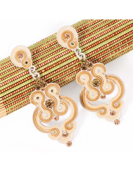 Boucles d'oreilles ASTRAEL Beige Silver Pendantes ajourées Romantique Argent et Beige Rhodium Cristal et émaux